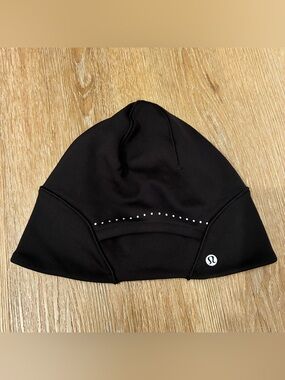 Lululemon Run for It All Beanie Hat Black Reflective 
Excellent Condition